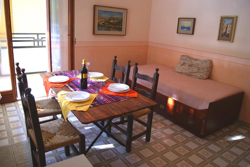 Ferienwohnung La Terrazza Tra Pini E Mare San Bartolomeo Al Mare Zimmer foto